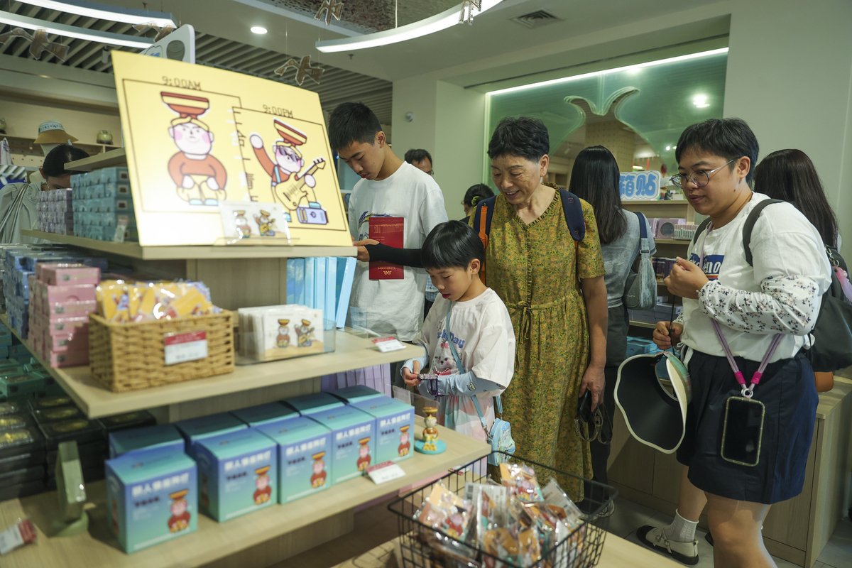 为了搭建消费者互动平台、加强产品体验营销、满足定制需求、收集消费者洞察、增加品牌趣味性我们打算开办DIY体验馆请你设计一下1活动平台或地点2活动内容及具体执行：