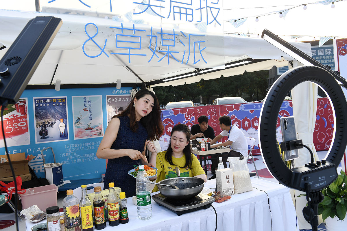 校园生活抖音短视频策划：美食探秘，文化体验