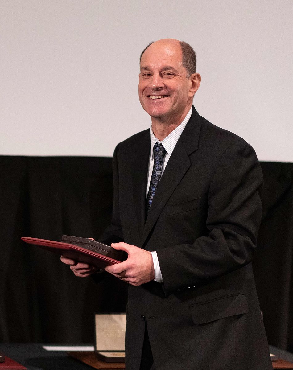 按照论文文献综述风格阐述指标相关性500字