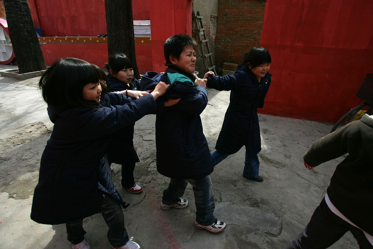 2009年3月26日,中午休息时间,女生在和男生打闹.只要不是演出时间,他