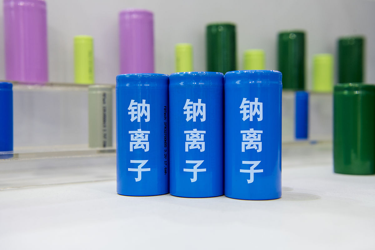 制备电解液：将氯化钠和氯化锂混合钠离子电池然后加入溶剂制成电解液。详细介绍比例和制造工艺