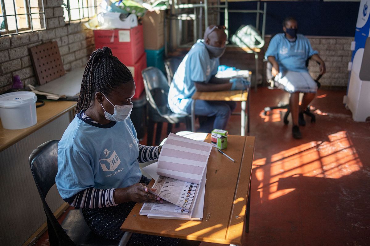 从销售促销力度、优惠活动力度、新媒体促销道方面阐述伊春市药品市场营销推广优化措施600字