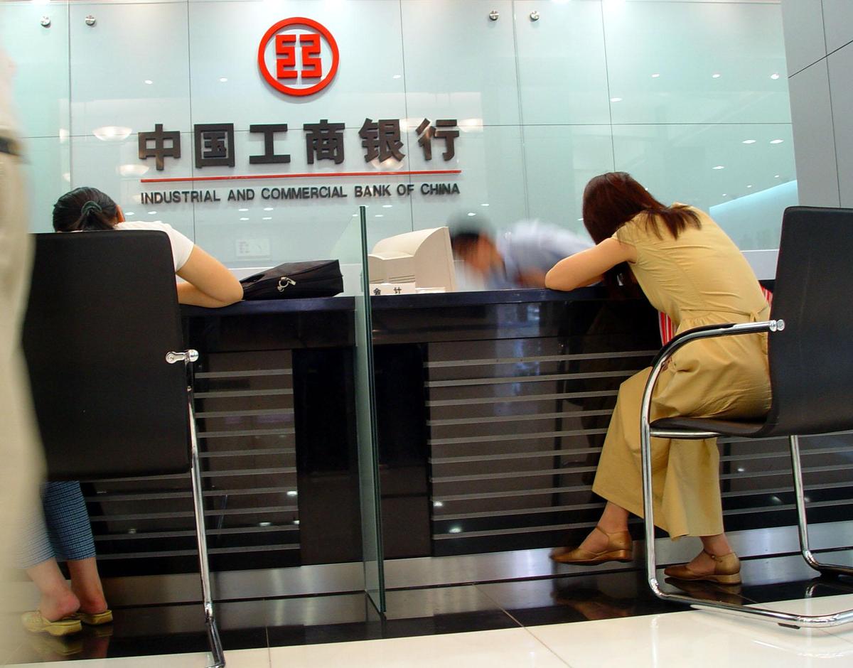 降低柜台 摆出皮椅  国有<strong>银行</strong>与顾客"平起平坐"