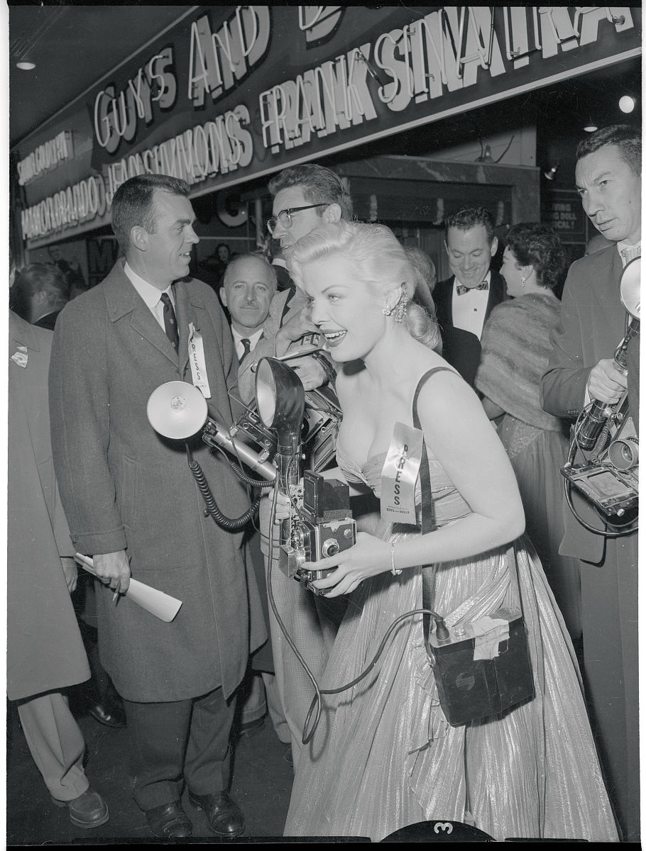 帮我改写下列文章60年代梦露参加肯尼迪生日派对穿着镶着2500颗水晶的长裙。这张照片是一张珍贵的历史影像记录了1962年5月即美国第35任总统约翰·肯尼迪icon的45岁生日派对上著名女演员玛丽莲·梦露icon的美丽瞬间。在这个场合上梦露穿着镶有2500颗水晶的低胸礼服展现出她傲人的身材和性感魅力。然而梦露高调的表演也让肯尼迪大为头疼他认为这样会暴露他们之间的关系。据一些传言梦露曾是肯尼迪兄弟的共