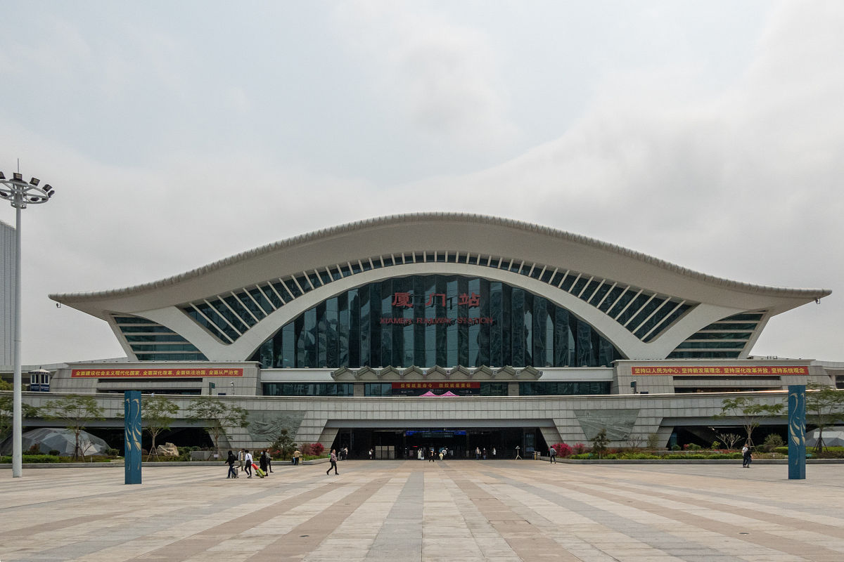 请参考以下内容重新生成一篇800汉字的原创文章。主题是：《泉州有三个动车站泉州动车站在哪里》语言要幽默口语化。泉州目前在使用的有三个动车站他们分别是泉州站晋江站惠安站。一般说泉州动车站是指泉州站。泉州站位于泉州市丰泽区普贤路与东西大道交汇处背靠清源山于2010年04月通车距离惠安站约19公里离晋江站25公里离仙游站46公里离莆田站69公里离厦门站72公里离福州站155公里。隶属南昌铁路局漳州车务段