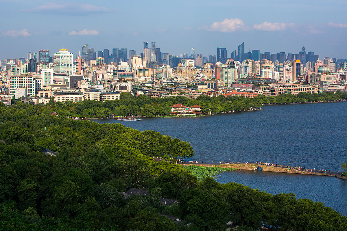 2019年6月6日,杭州,石山顶俯瞰西湖和城市天际线.