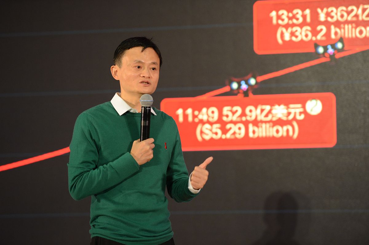 2014年11月11日晚,浙江省杭州市,马云穿布鞋现身天猫双11媒体见面会.