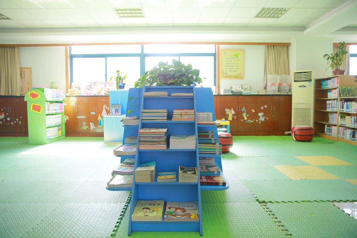 论述幼儿园心理健康教育中应该完善基础设施健全心理健康教育保障体系的策略写成一段话格式不少于500字。