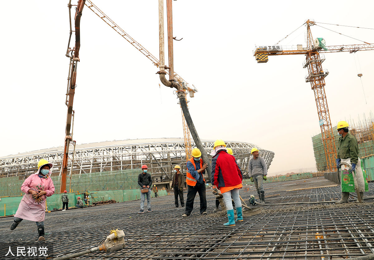 2020年4月14日,在新疆乌鲁木齐奥林匹克体育中心项目建设工地,工人正