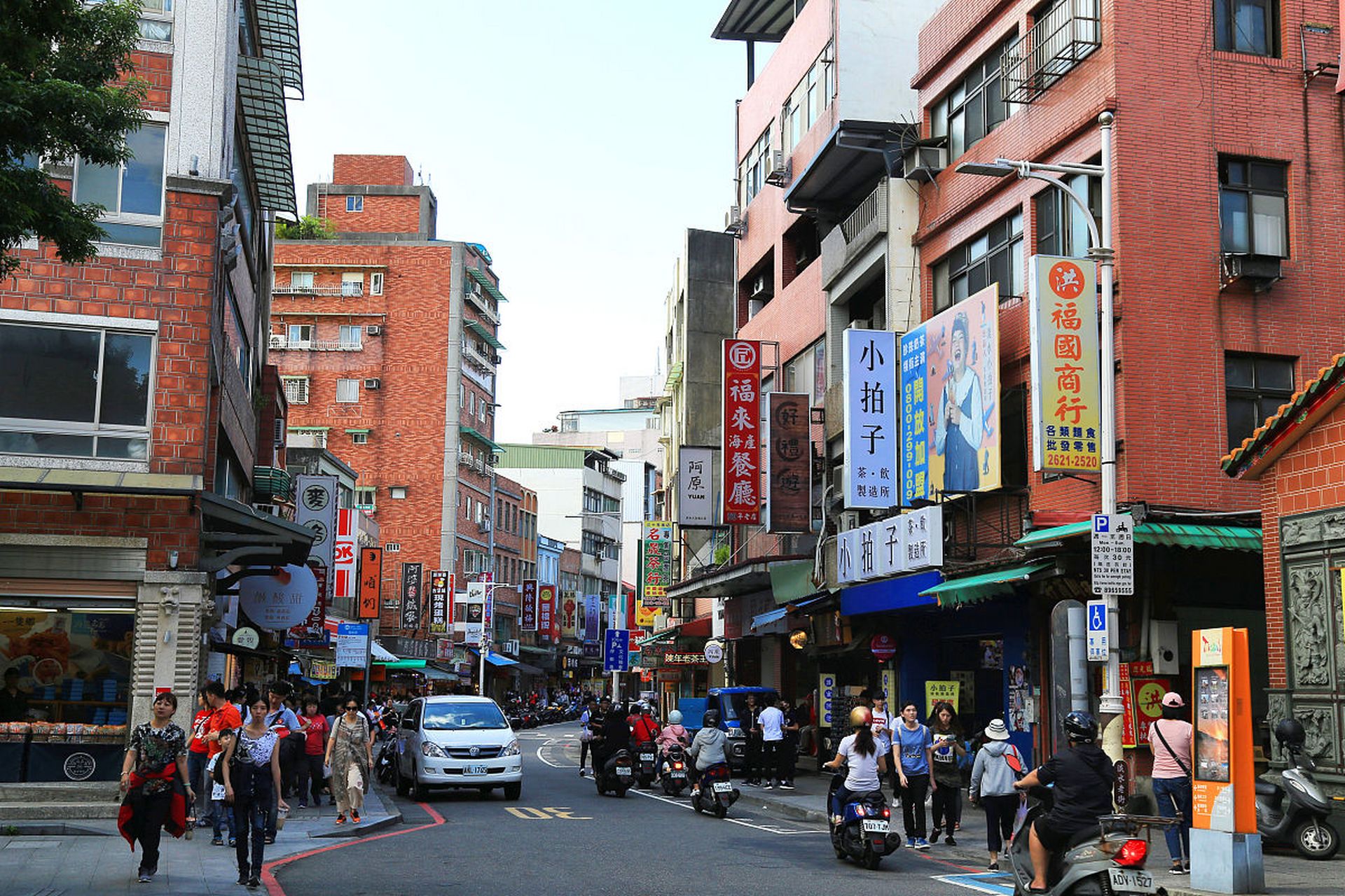 淡水老街的特色在于老店铺的美食;此外,淡水老街还有许多
