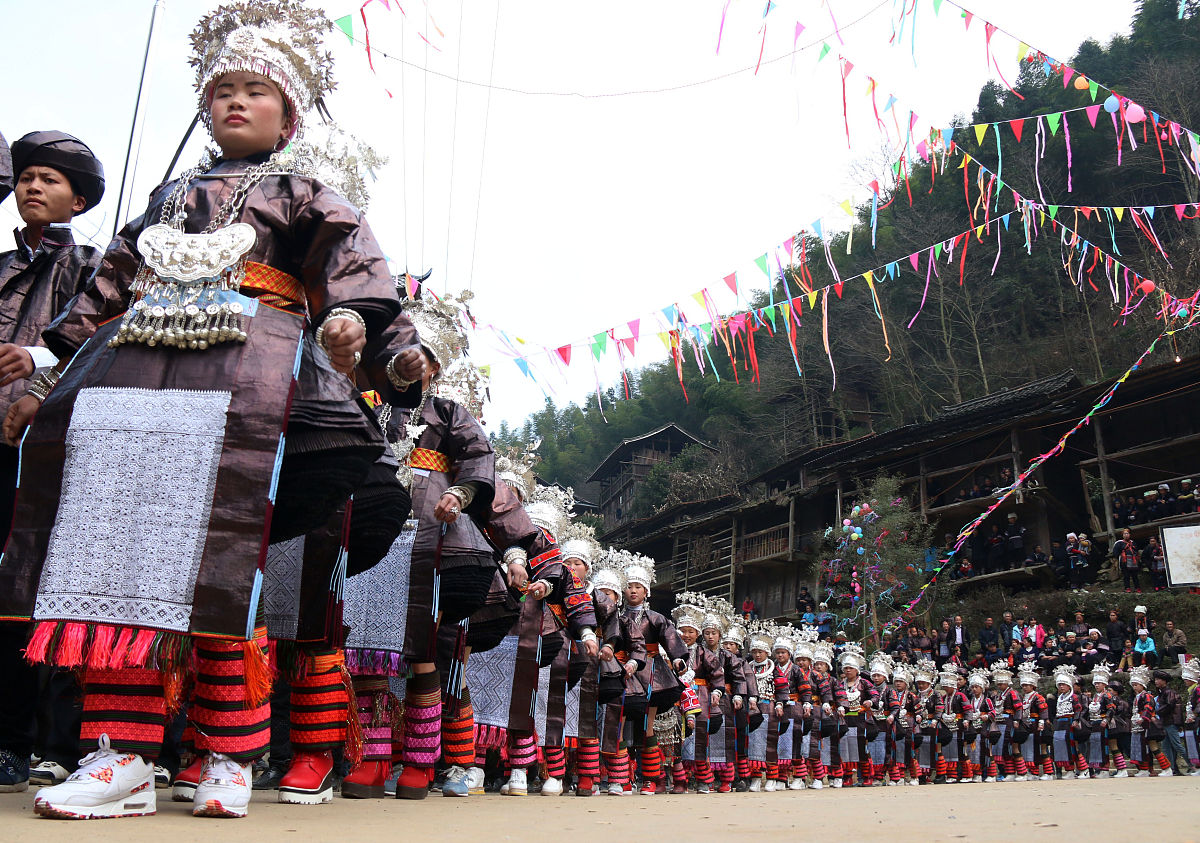 2015年2月11日,在贵州黔东南黎平县俾翁苗寨,超短裙苗族同胞在跳芦笙