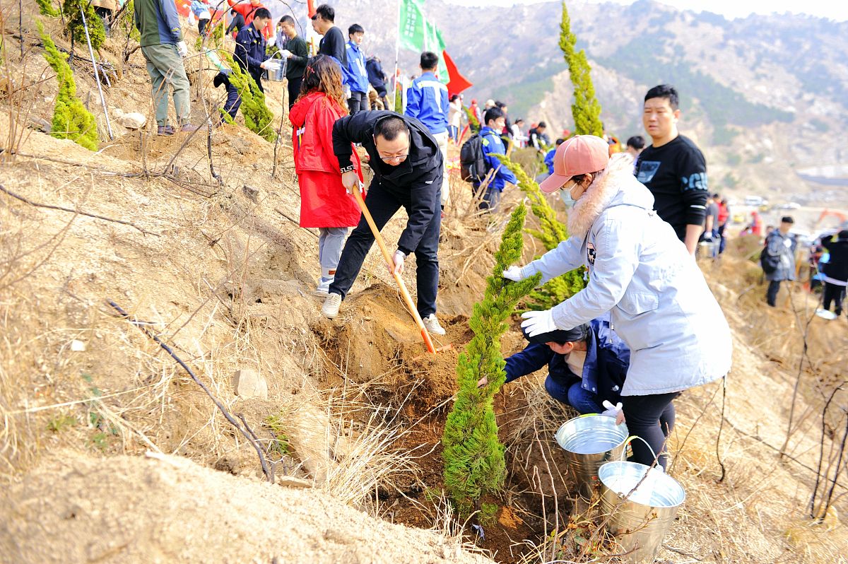 2021年3月13日,山东青岛西海岸新区灵山卫街道开山口村,市民参加植树