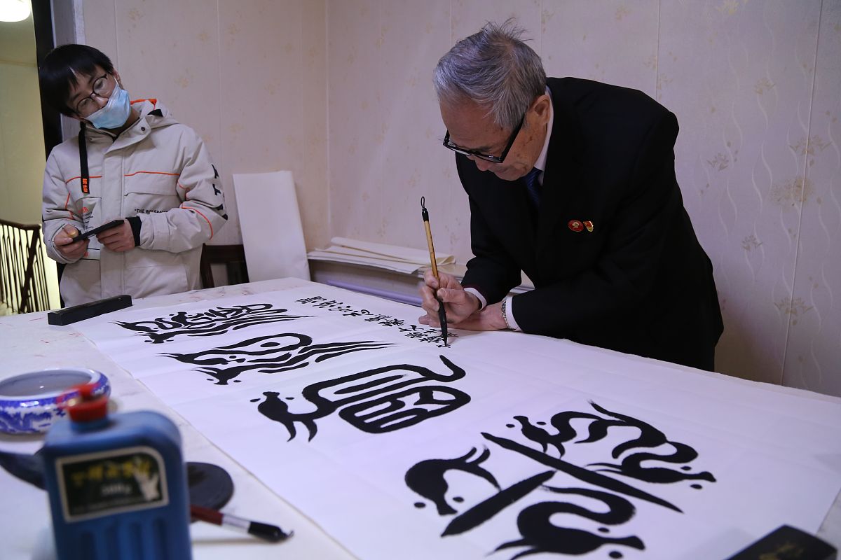 2021年2月24日,甘肃平凉市崆峒区,83岁老人黄国光应邀为书法爱好者书