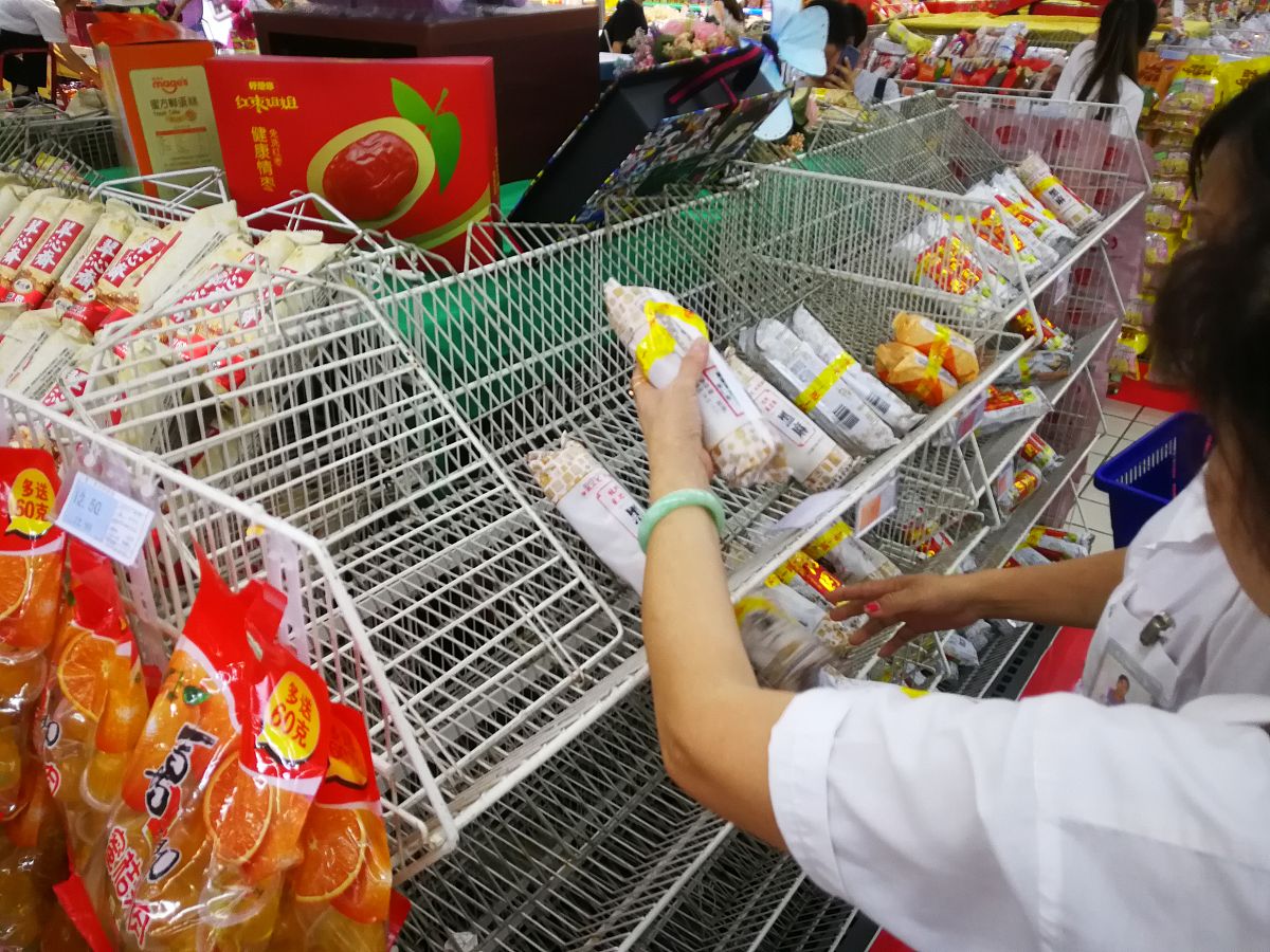 2018年9月23日,中秋节前夜,杭州城西的<strong>华商</strong>超市内,众多月饼厂家已经