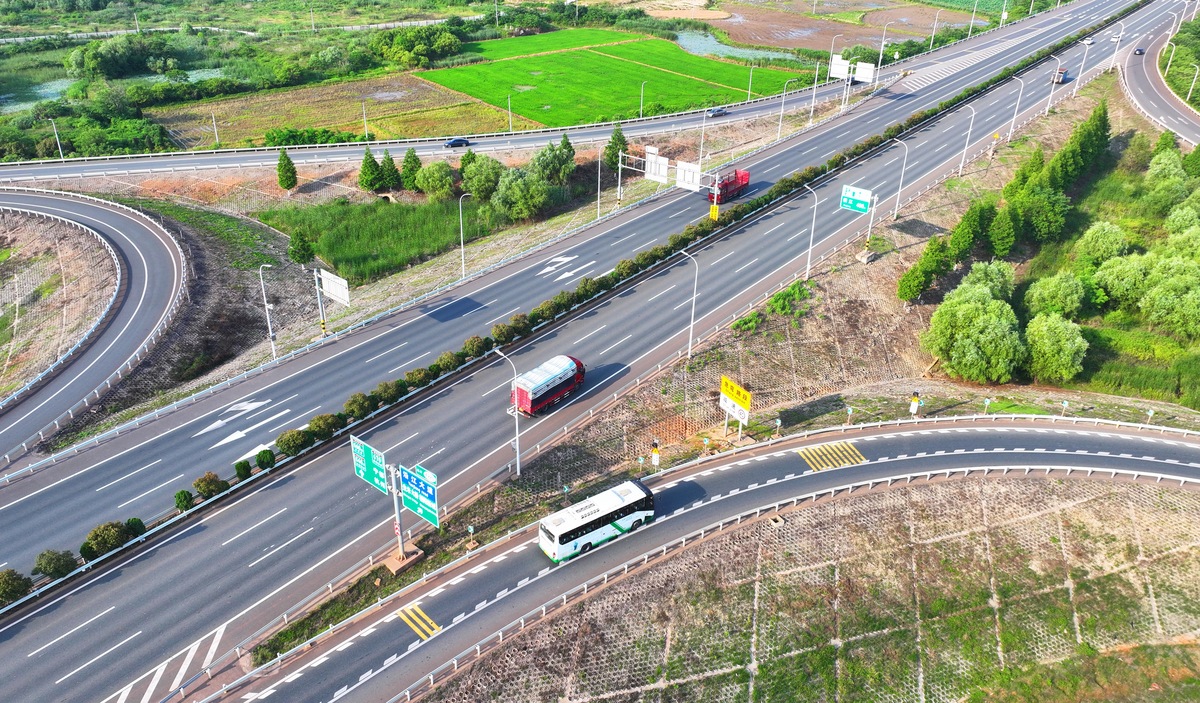 改进所提供文本的拼写、语法、清晰、简洁和整体可读性同时分解长句减少重复并进行扩写：高速公路是国家经济发展的重要基础设施对经济、社会、环境影响重大。近年我国公路建设的飞速发展国家对高速公路建设的投资力度也越来越大。