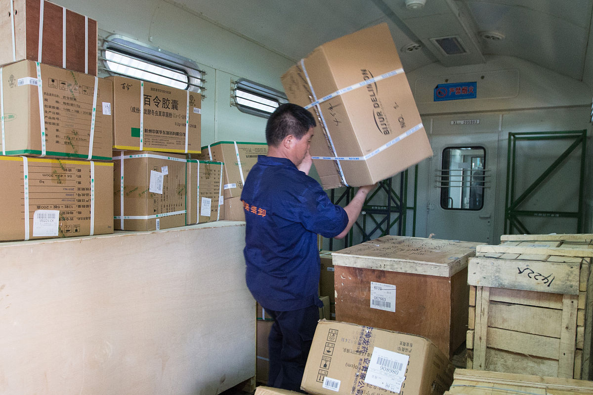 以下这段话用另一种方式表达：采购物资的包装对采购物资包装的控制主要是防止物资在搬运、 储存至交付工程中受影响而导致质量下降。。