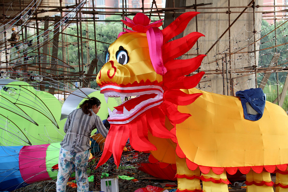 2015年7月26日,吉林省吉林市,工人在紧张有序地制作安装大型河灯,一些