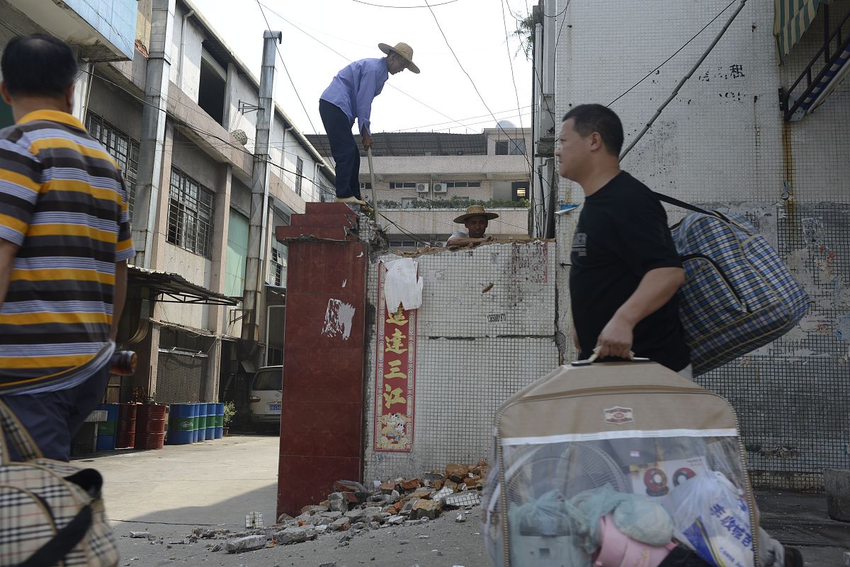 转述一下下面的文案。减低重合率由于城中村多为自建房一栋房子只有一张物业产权证明而工作人员安装电表依据的就是物业产权证明一张证明对应一个电表。申请人在提交了物业产权证明并通过申请后工作人员就会上门勘查并安装电表。有分析就认为一栋楼一个电表二房东成了电费的中间商这就给二房东留下了一个令人猜疑的操作空间。