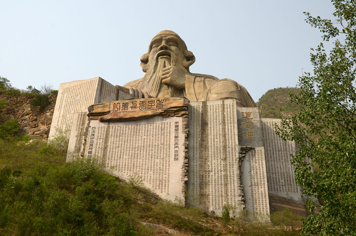 王屋山位于河南省济源市境内总面积27247平方公里是中国古代九大名山之一道教天下第一洞天轩辕黄帝祭天之所愚公移山寓言故事原发地。据文献记载轩辕黄帝登王屋山主峰天坛山设坛祭天打败蚩尤统一华夏开创中国5000年的文明史因此天坛山成为中华民族大一统圣地。唐代和金元时期以国师级人物司马承祯和邱处机为代表王屋山成为道教活动中心被尊为十大洞天之首号小有清虚之天确立了道教史上的宗首地位。同时王屋山的地质资源非常