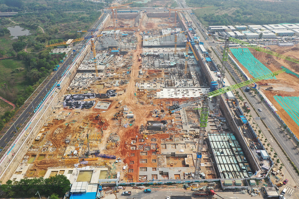 请帮我的以体育场地、金边银角地块建设可行性调查前置条件为基础的文章