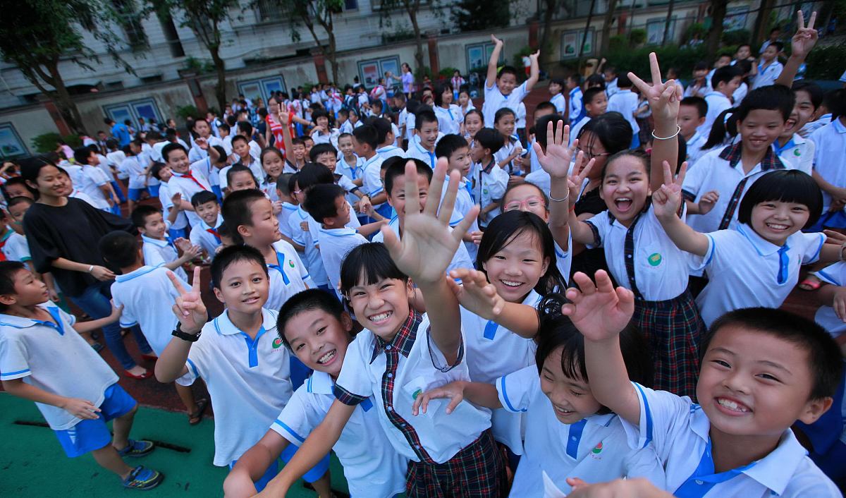    2013年10月12日,海口市英才小学全体师生在大课间操期间欢跳"兔子