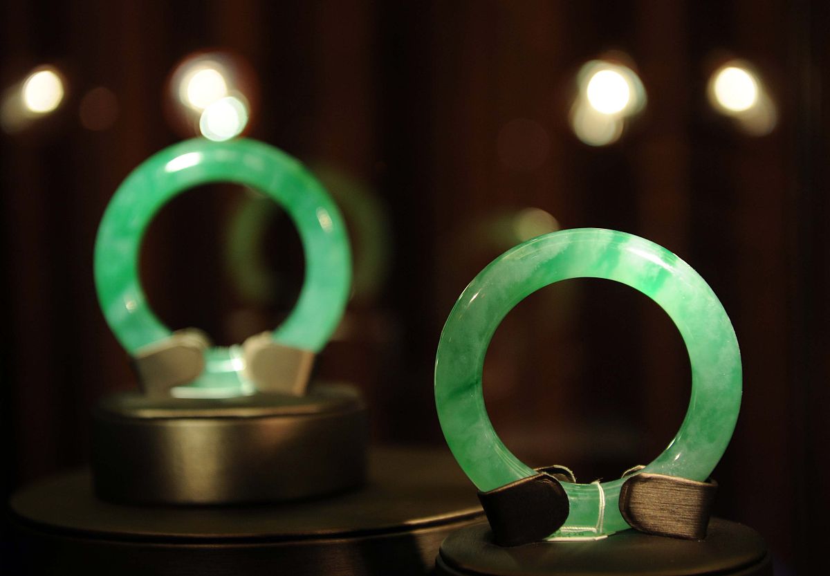 底共4级底指的是翡翠絮状物也叫棉黑斑其它色斑的多少程度。由于翡翠是多种矿物的集合体其结构多为纤维状结构和粒状结构杂质的多少程度也必然影响翡翠的价值。杂质越少价值就越高。1级 10倍放大镜下没有任何绺裂、杂色 允许偶个别的白棉和细小黑点2级 10倍放大镜下无绺裂可少量细小白棉、黑点或杂丝3级 肉眼无绺裂可见少量白棉、黑点及少量冰渣物10倍放大镜下可见少量绺裂、肉眼4级 肉眼就可以看到有少量裂及较多白