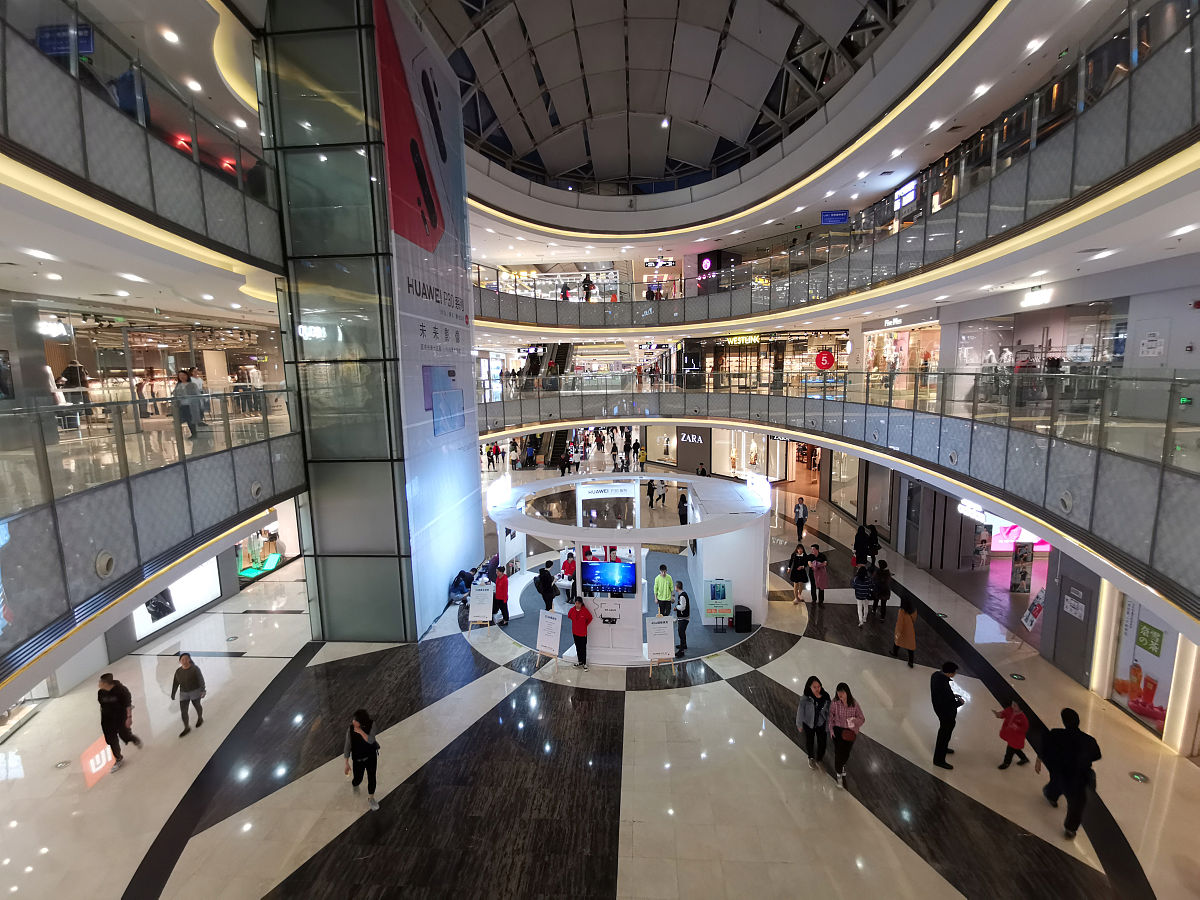 2019年4月12日,武汉,菱角湖万达广场华为p30等型号手机快闪店.