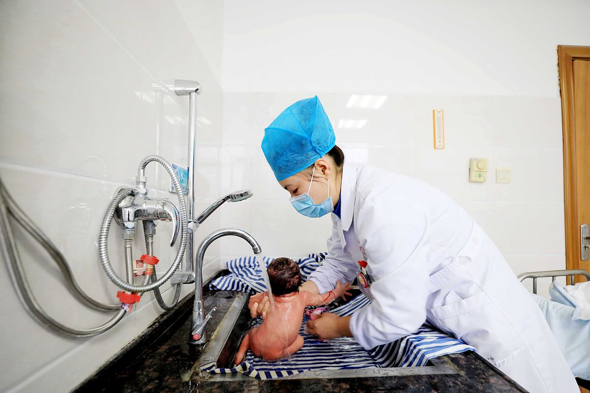 肛门上药：肛肠科护理人员操作指南