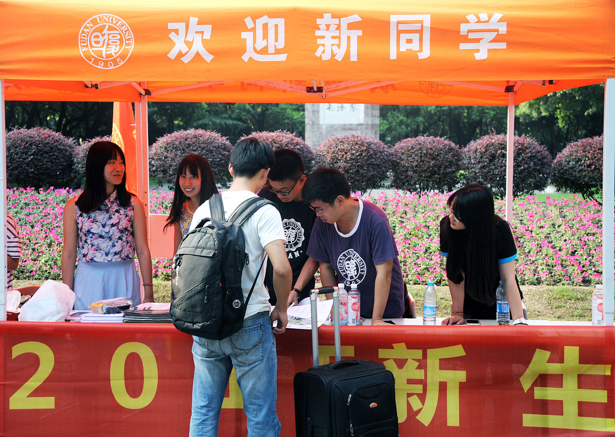 写一段欢迎家长大学新生入学的欢迎词