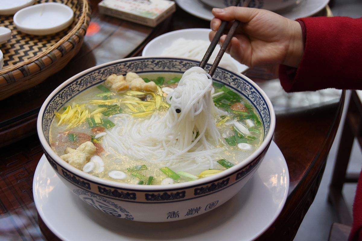 请帮我写1篇600字博客文章主题是：云南过桥米线的做法