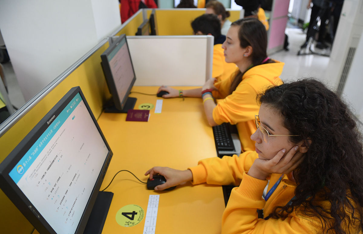 2019年10月22日上午,来自全球105个国家的124名中学生在郑州四十七中