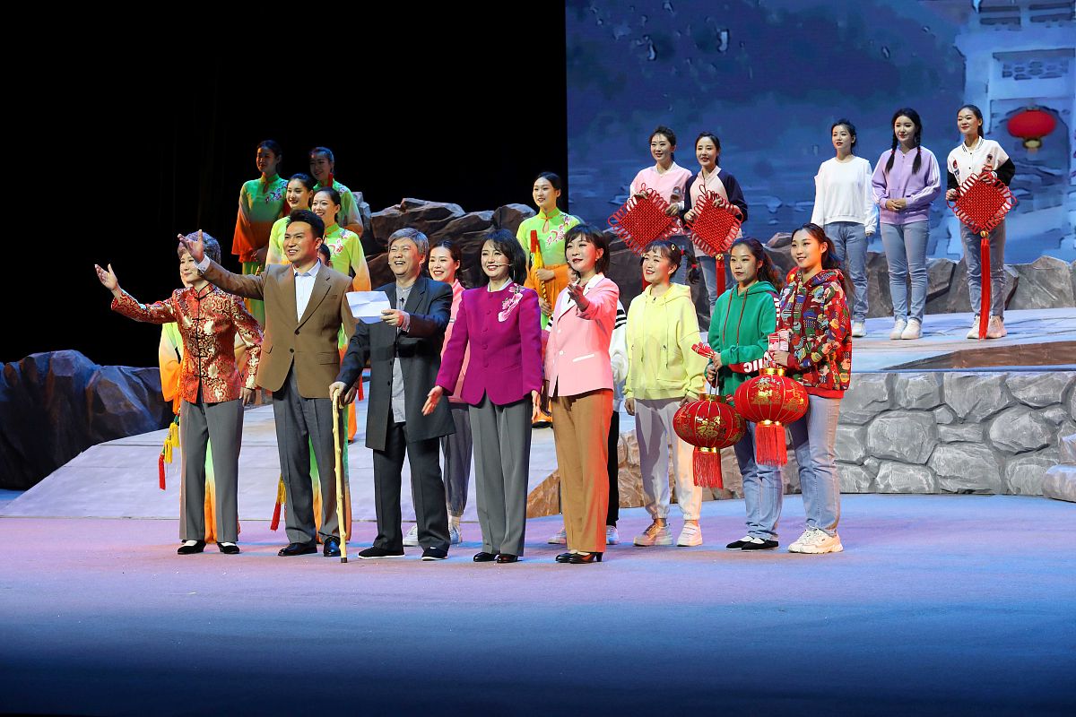 写一首表达激动情绪的中文古典歌曲歌曲表达的主题为团结歌词结构为verse1、verse2、chorus1、chorus2、verse3、verse4、chorus3、chorus4并确保chorus1、chorus2、chorus3、chorus4、verse5、Pre-Chorus2、chorus5、Bridge2、歌词不重复每段歌词结尾使用中文yiyu类似发音的韵脚押韵歌曲主题、歌曲名、歌词与