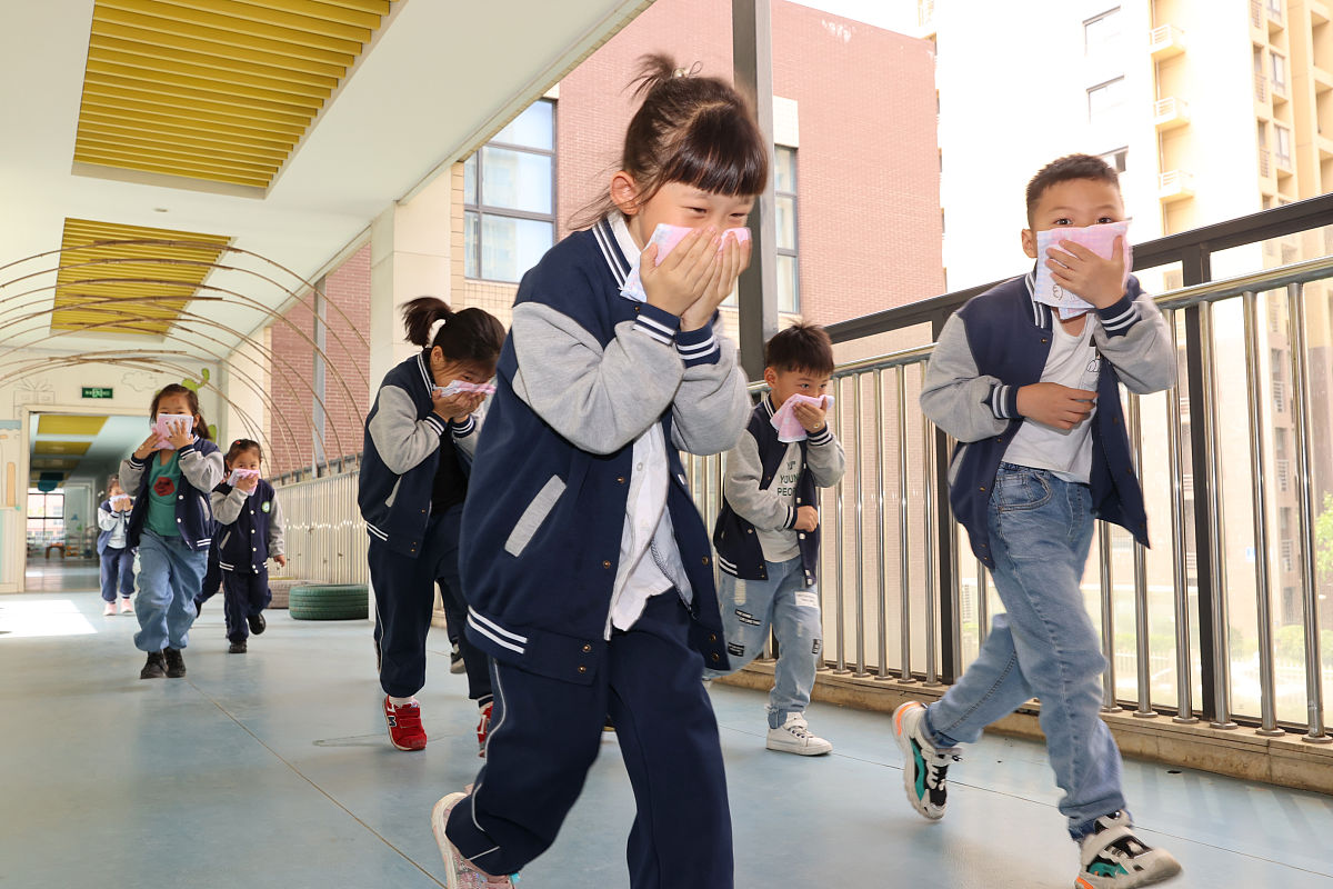 成都市幼儿师范学校举行防火疏散演习