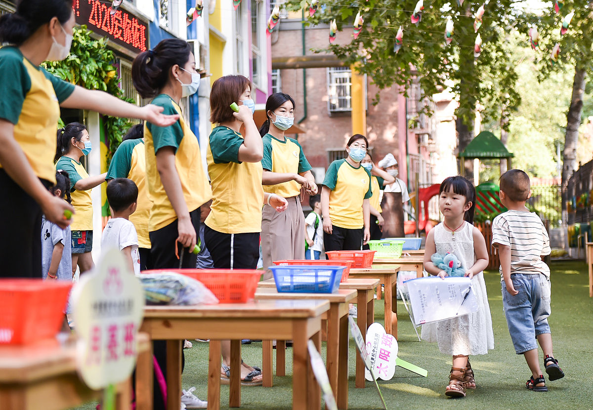 请帮我想十个个对幼儿园小朋友的关于夏天旅行的问题采访