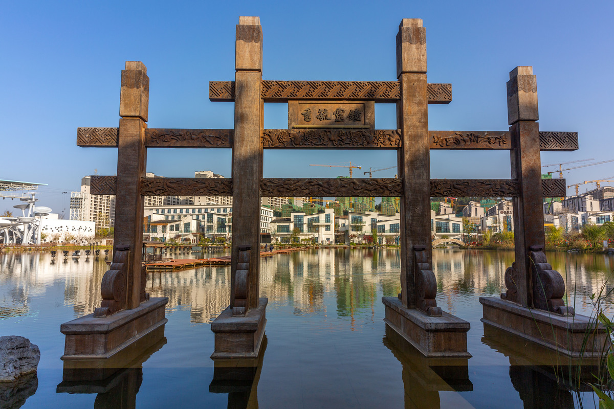 帮我写一份去抚州旅游的详细攻略要有早上中午晚上早上：1 抚州市是江西省的一个美丽城市早上可以先去市区的抚州博物馆了解一下当地的历史和文化。2 从博物馆出来可以去附近的梅山风景区。在这里你可以欣赏到壮观的山峰、瀑布和自然风光。中午：1 中午可以到当地的美食街道体验一下本地特色美食如鱼头豆腐汤、烤鸭、臭豆腐等。2 然后你可以前往位于市中心的临江公园散步欣赏这个城市的美景。如果天气好可以打个排球或者练习