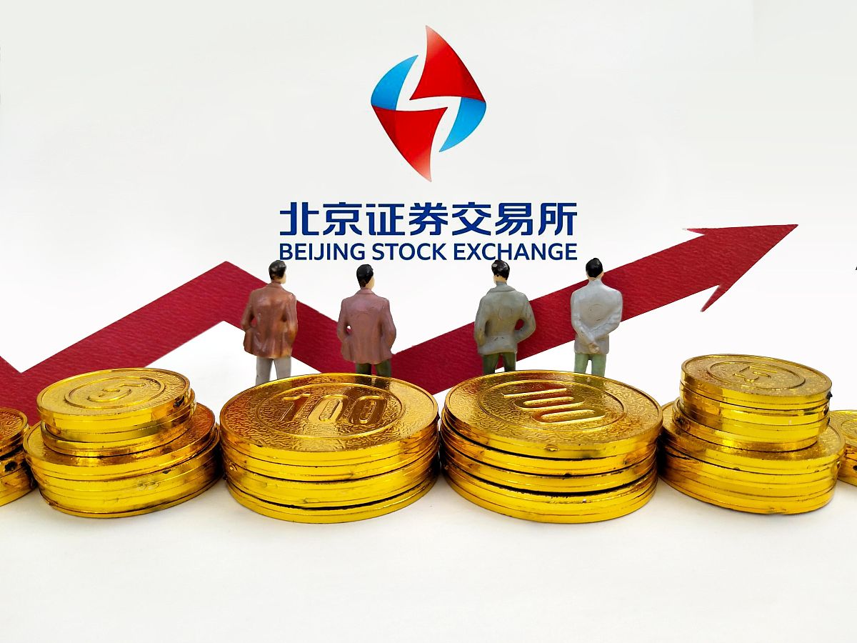 已经2023年了开户选券商绝对不是只有低佣而已！！低佣固然十分重要但在已实现全面低佣的2023年更重要的是大券商+好用的交易软件+专业的服务第一既然题主专门问到了股票佣金的计算那还是先来说说佣金当前交易费由三部分组成：印花税、过户费、佣金包含规费1印花税股票卖出时收取固定收千分之101投资者在买卖成交后支付给财税部门的税收。上海股票及深圳股票均按实际成交金额的千分之一支付此税收由券商代扣后由交易所