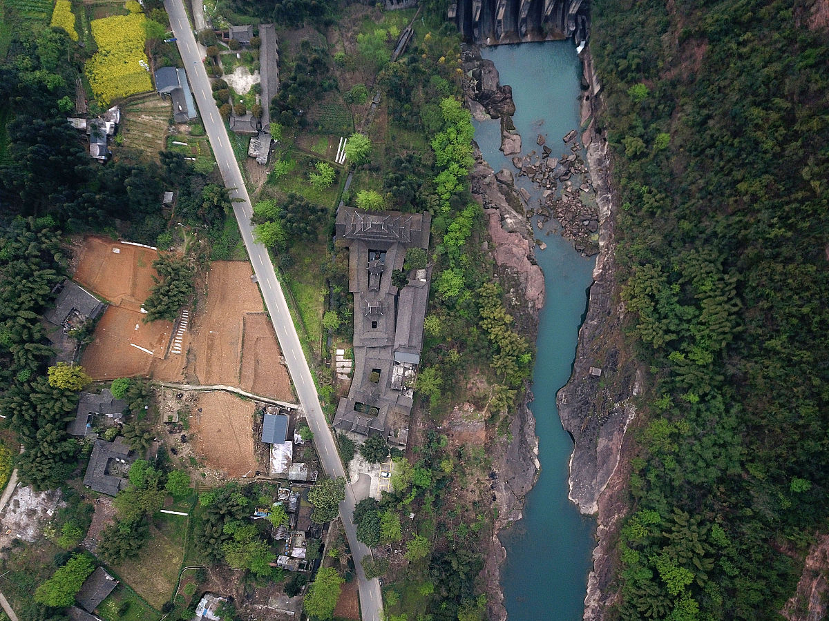 2019年3月25日,成都,川王宫矗立在虎跳河边.(如下载使用,请务必署名红