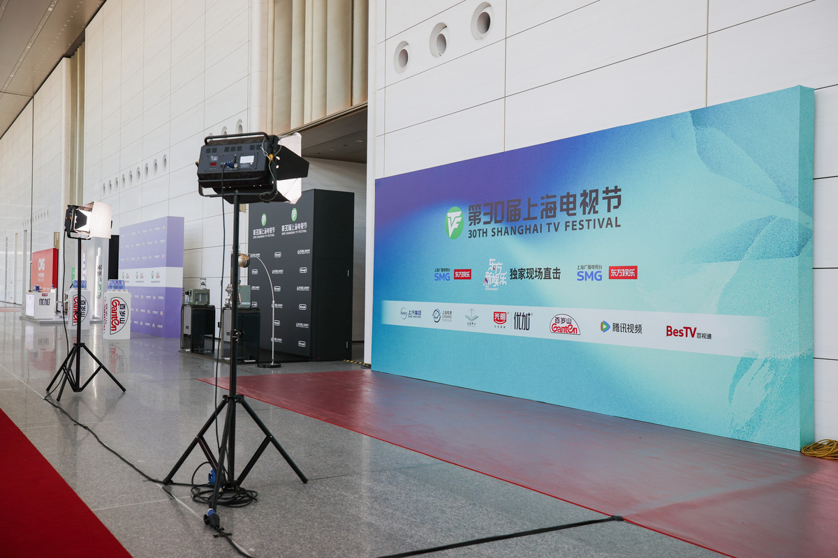 电视台新闻演播室灯光VS综艺演播室灯光：区别解析