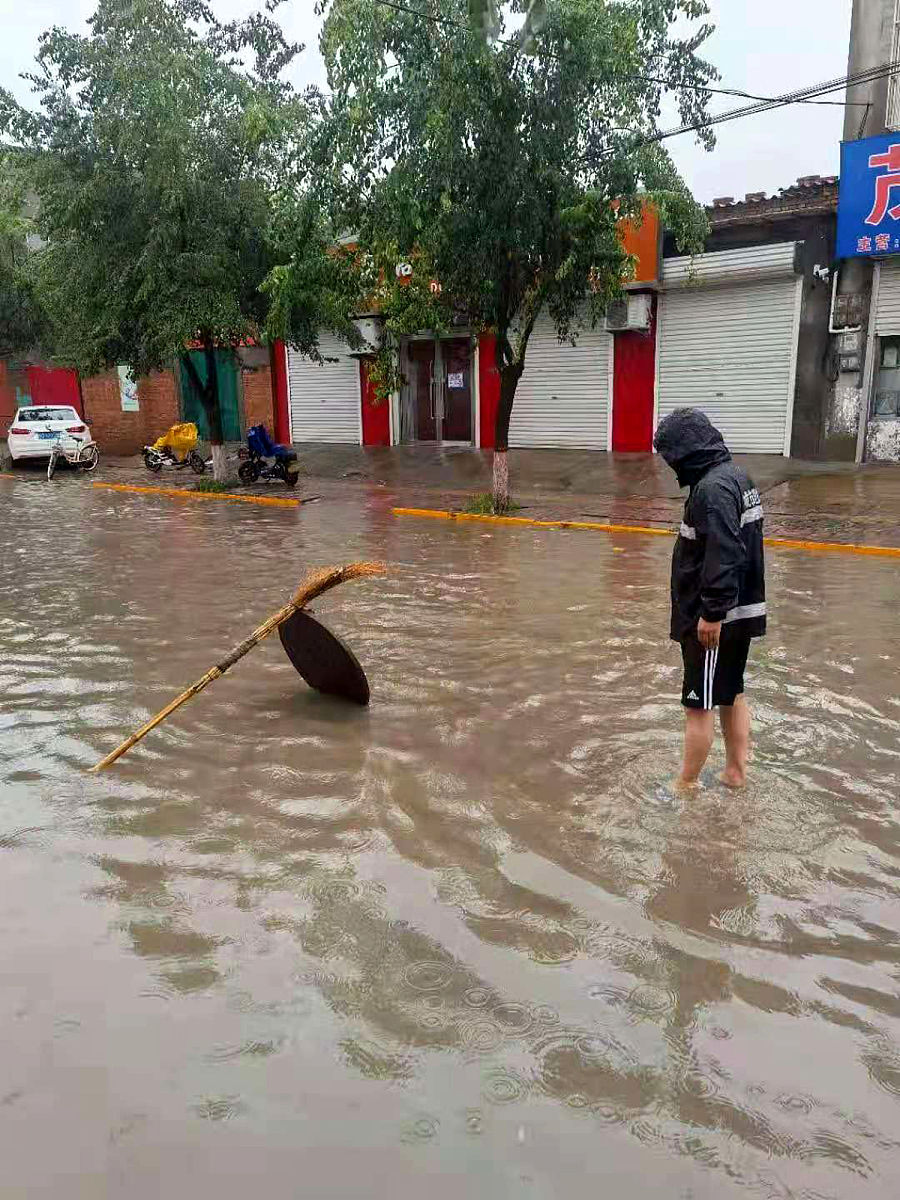 教学楼管理员的“我爱我家”：暴雨中他们用行动诠释责任与担当