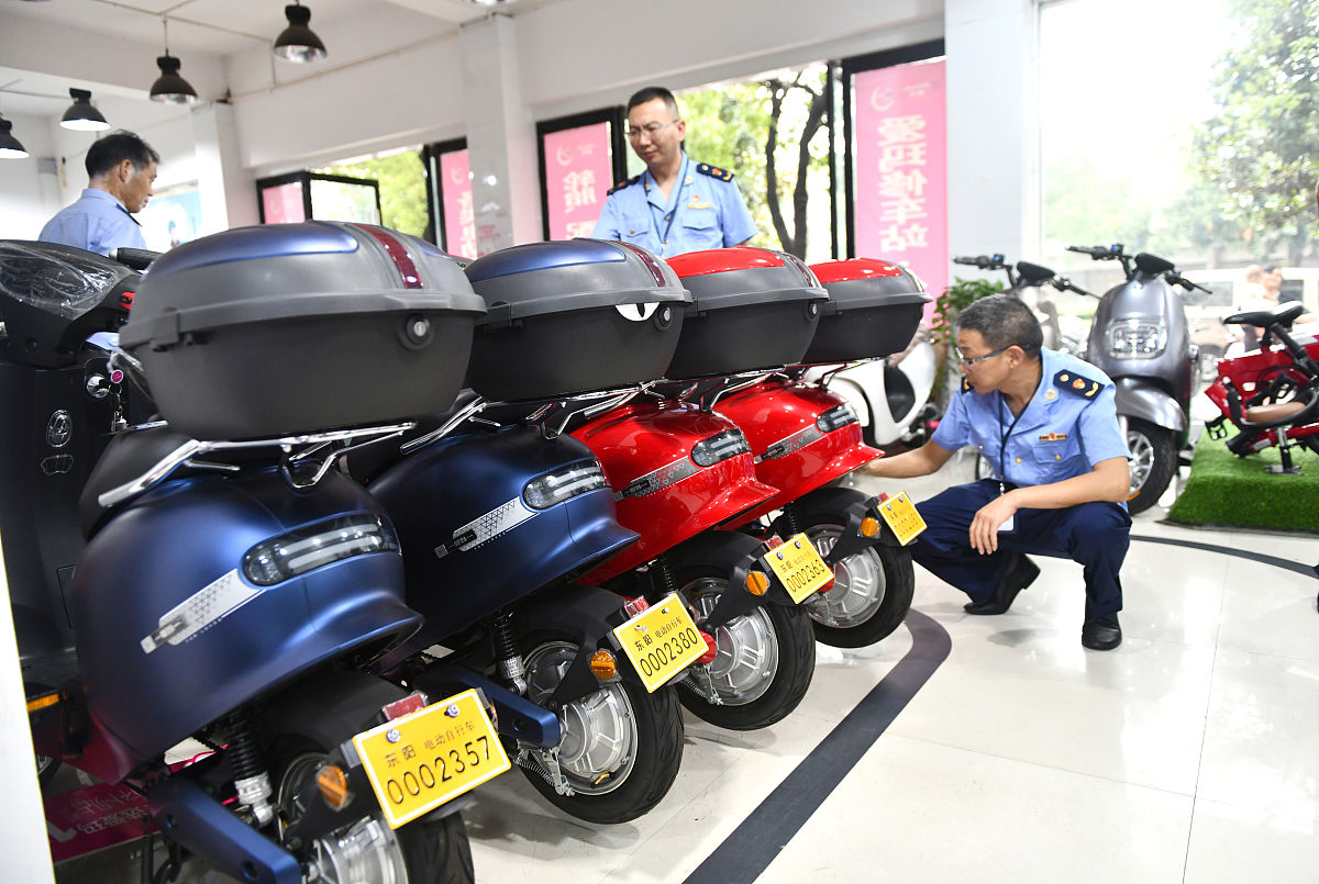 关于佛山市电动摩托车政策执行中存在的问题与对策研究的主要内容概括写成一段话的形式。