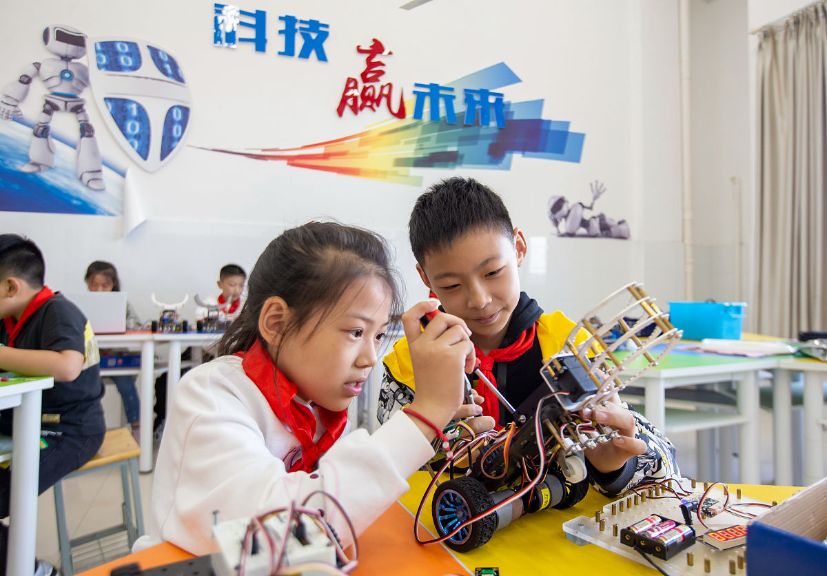 为了展示学生们在科技创新和文化艺术方面的才华让他们在舞台上尽情展示青春活力修改文案