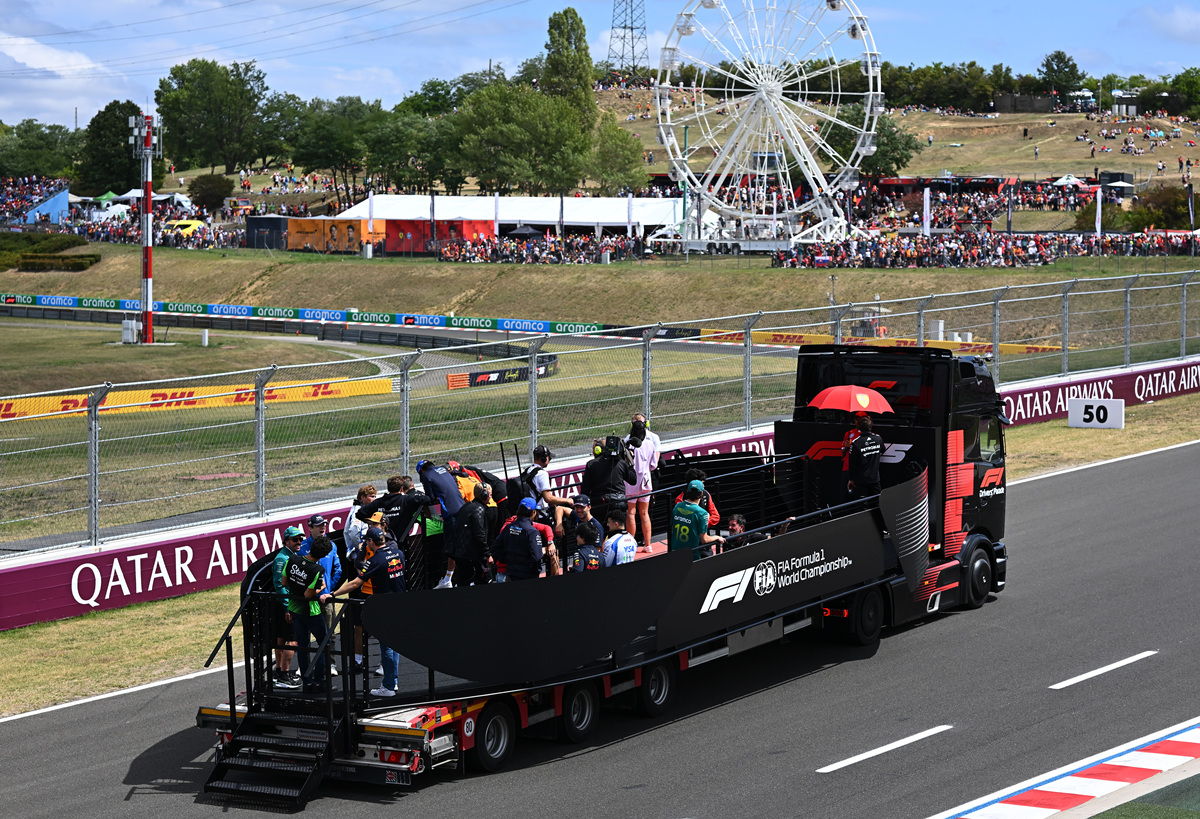 请翻译以下内容：非常感谢我和我的团队成员将会在本月 15-24 号之间在欧洲停留此次我们前来 希望可以看到参加Dakar 的赛车北极星中国之前发布了招募车手共同参与 2024dakar的新闻很多中国车手对此十分感兴趣我希望可以代表这些车手参观您的车队及新的赛车以便回到中国更好的向这些车手介绍当然我们更希望见到勒布先生