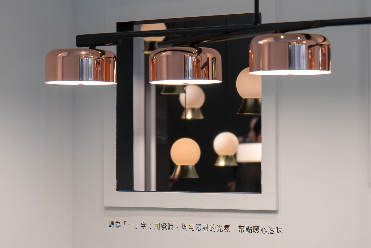 设计一个工业风的台灯包装盒整体是浅棕色的木纹有一面是埃菲尔铁塔适用于送礼的包装设计整体体现高档、高端、质感细腻的包装附带包装礼品袋