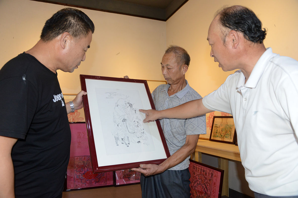2019年9月9日,山东省潍坊市高密李记木版年画第九代传人李连中雕刻制