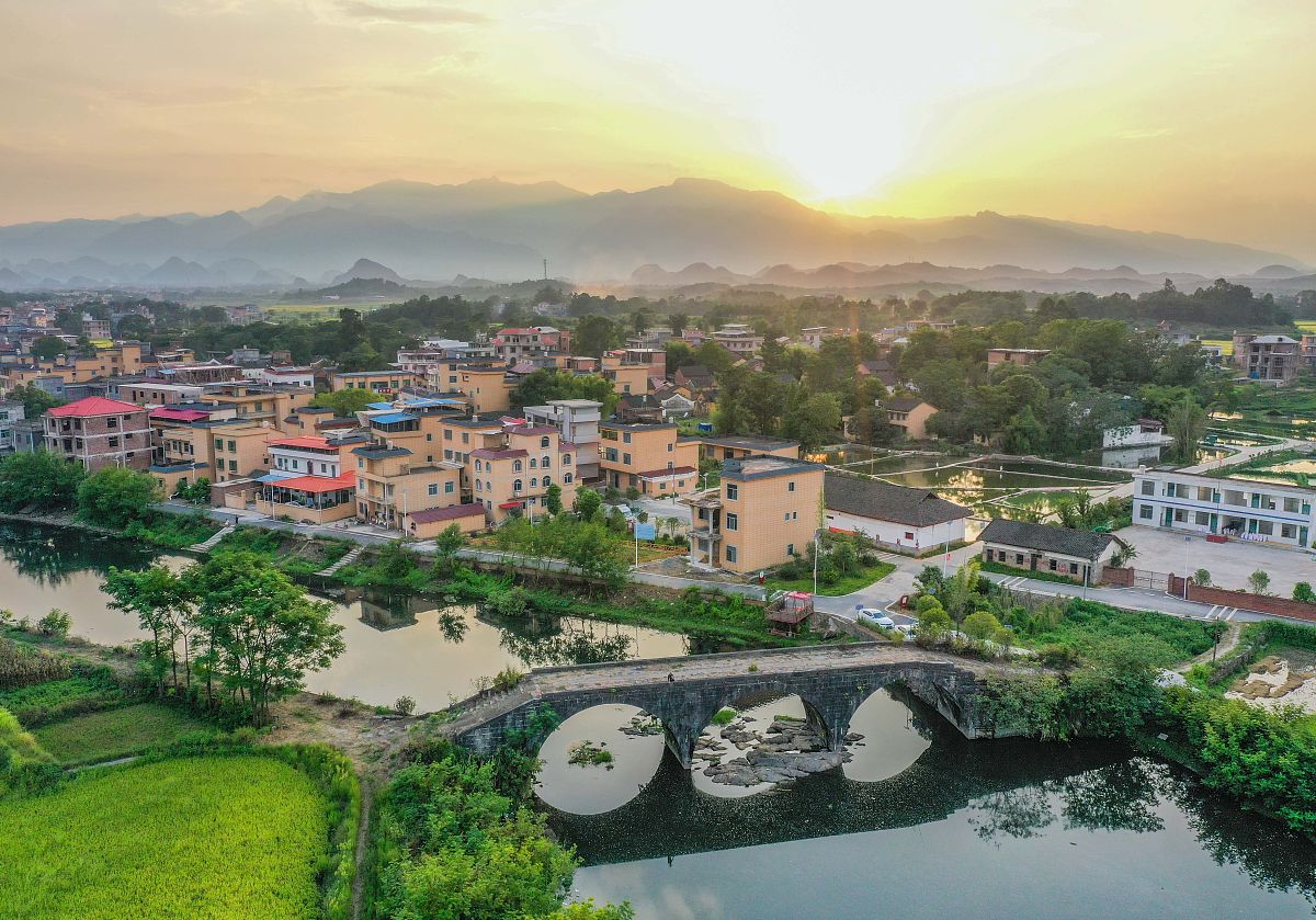 2021年8月7日,湖南道县清塘镇陈熊村,经过人居环境整治后的村庄与阡陌
