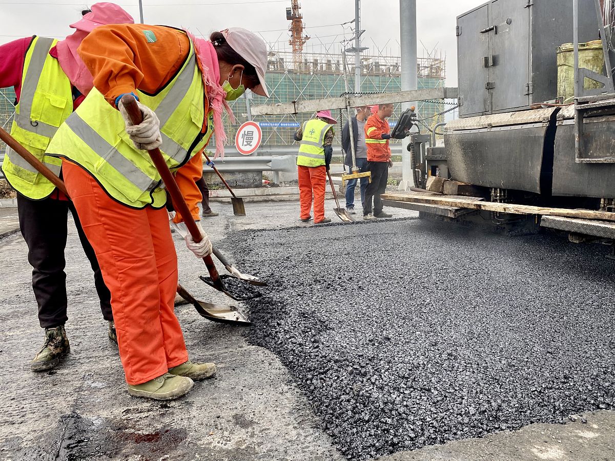 请围绕公路工程施工中沥青混凝土施工技术运用策略之完善沥青混凝土工程管理体系展开创作