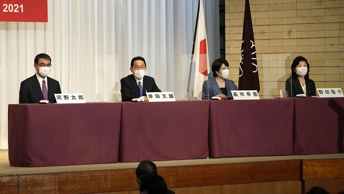 当地时间2021年9月17日,日本东京,日本自民党代理干事长野田圣子(右),