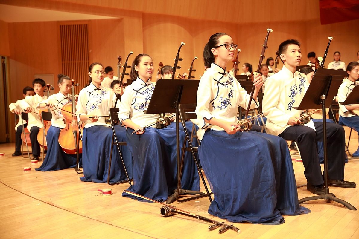 写一段校长在民乐团表演前的讲话