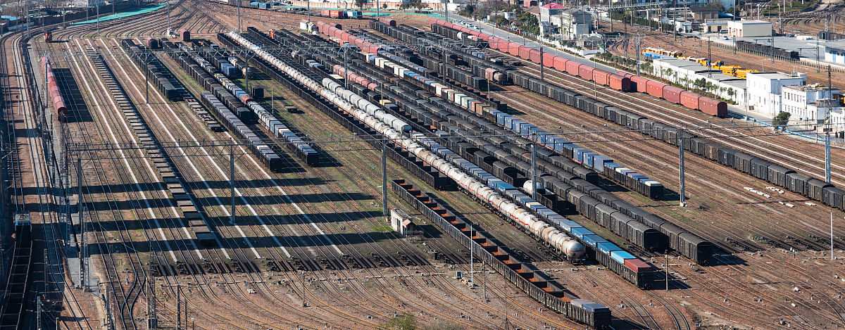 请完成论文第三部分第一小节经济性方向研究论文题目为铁道客车发展方向结构如下III铁道客车发展方向分析A经济性方向1新材料应用2轻量化设计3智能化装备4其他相关策略 请完成论文第三部分第一小节经济性方向研究论文题目为铁道客车发展方向结构如下III铁道客车发展方向分析A经济性方向1新材料应用2轻量化设计3智能化装备4其他相关策略