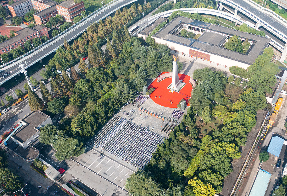 火车至老战士纪念广场在济南站还是济南西站下车